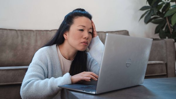 Zakaj je dolg lahko nevaren Ženska sedi za prenosnikom