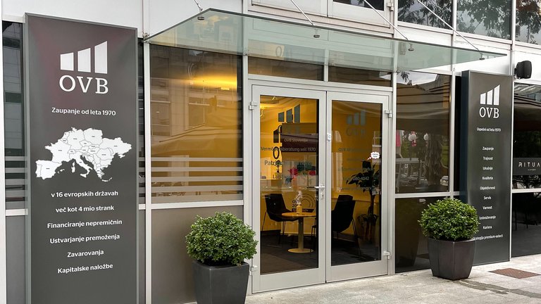 Zunanji pogled na vhod v poslovalnico OVB