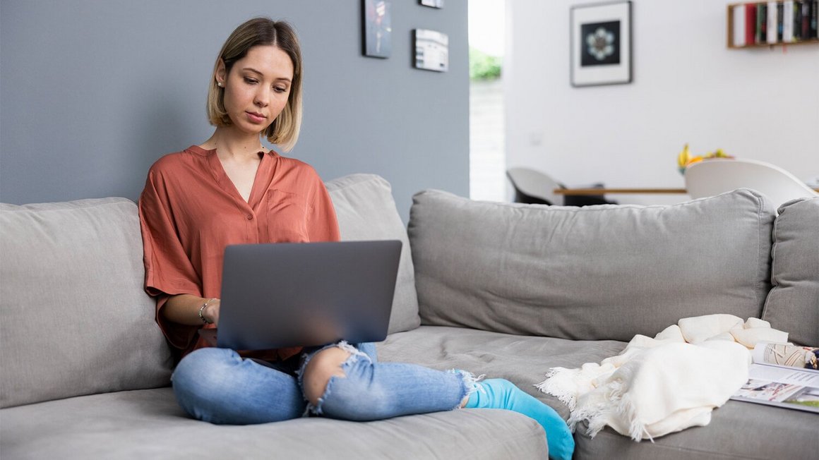 ženska, zaskrbljen pogled v laptop 