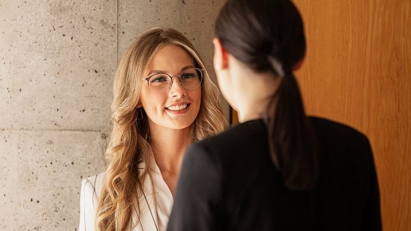 Kandidat z očali se pogovarja s finančnim svetovalcem OVB