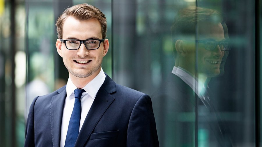 Nasmejani vlagatelj z očali kot finančni svetovalec OVB