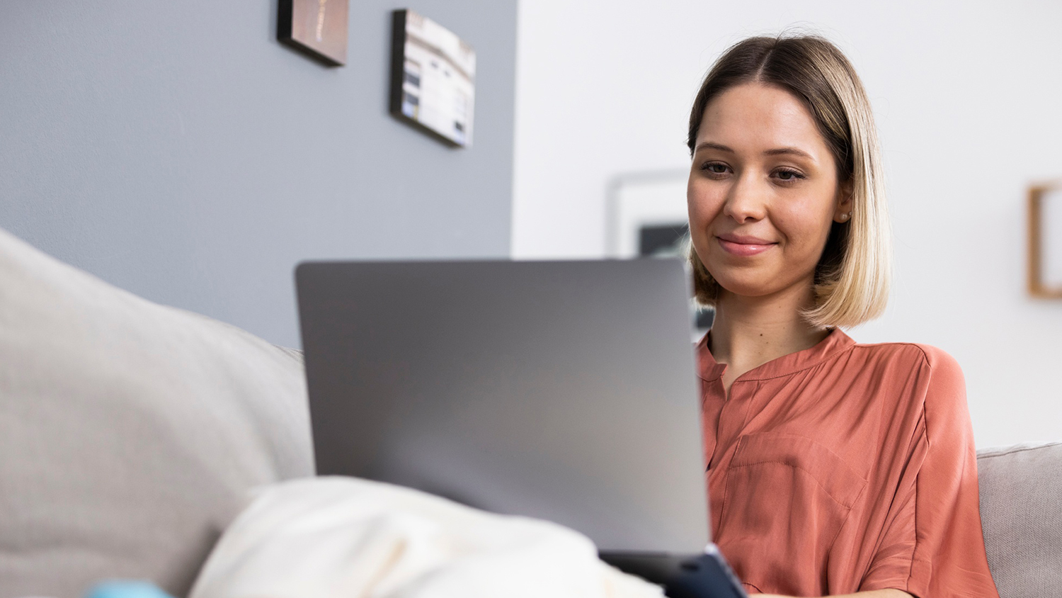 Ženska na računalniku Ženska na računalniku